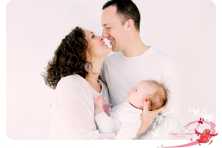 Bebe Un Petit Garcon De 2 Mois Pour Une Seance Photo En Famille Dans Le Studio Petite Snorkys Photography Liege