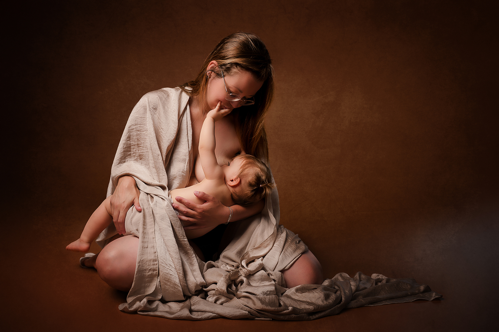 Allaitement maternel, maternité, bébé, photo allaitement, photographe Liège, Photographe naissance, photo de bébé, shooting nouveau-né, naissance, bébé, famille, portrait de bébé