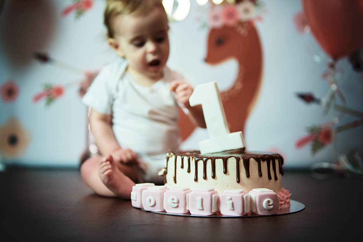 Smash cake, premier anniversaire, anniversaire, studio photo smash cake, séance anniversaire, 1 an, photographe enfant, photo famille, photo studio bébé, photographe anniversaire, Liege, petite snorkys