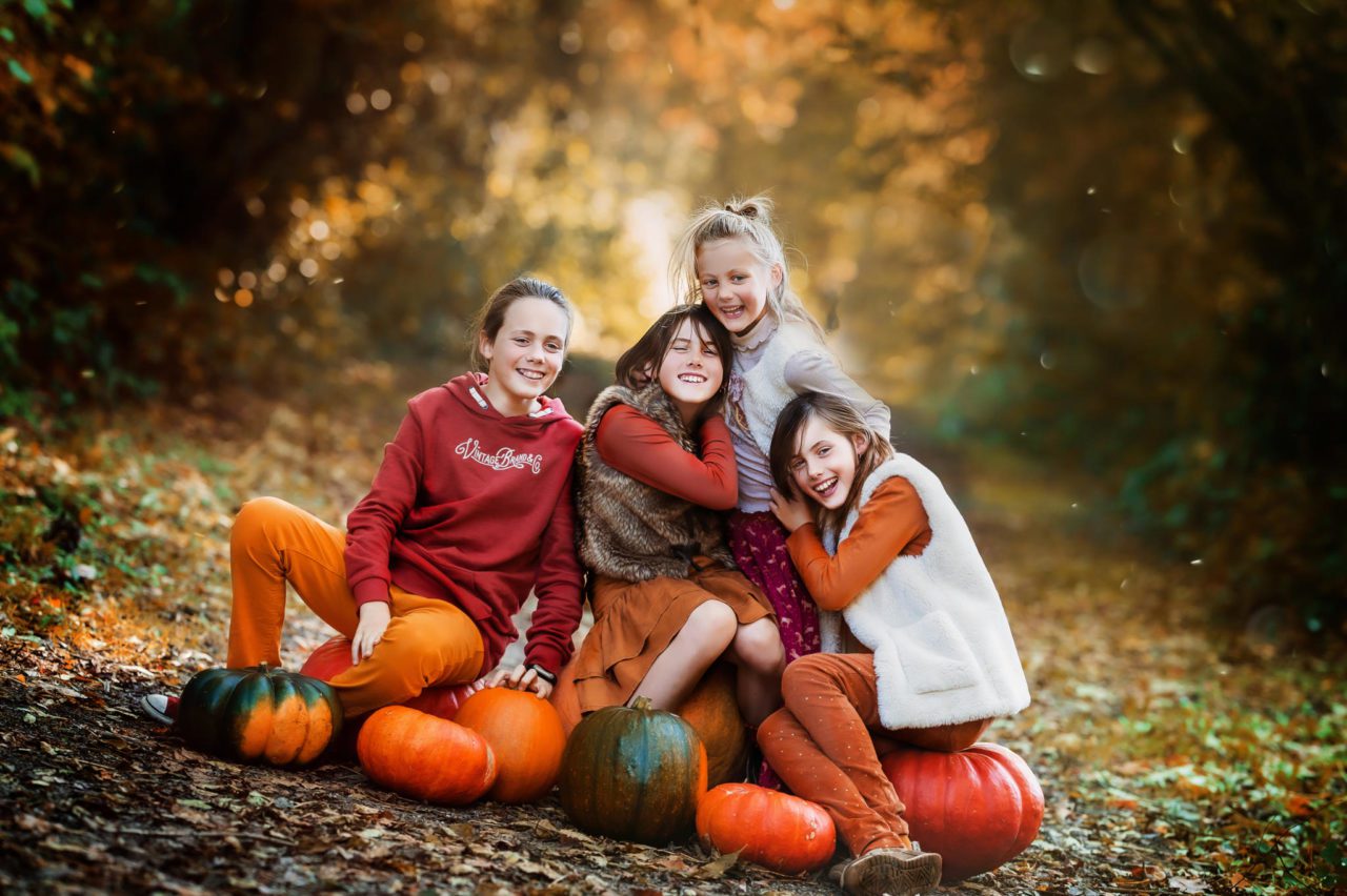 Citrouille, shooting automne, Famille photographe, Liège, Shooting Famille, Photo extérieure, Lifestyle, reportage photo, Enfant, famille, photographe Liege, reportage photo Liège, Esneux, extérieur, photographe Liege, Reportage extérieure Liège, photographe citrouille, Photographe Liège