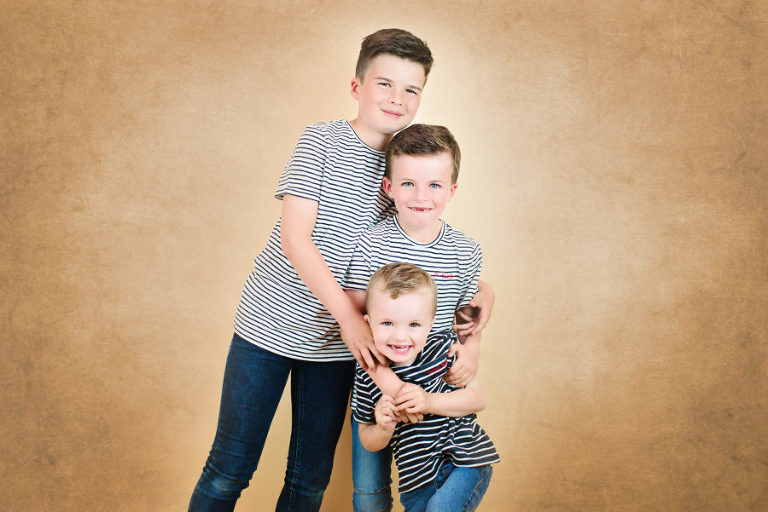 Portrait famille, Photographe Liège, Photo Famille studio, Studio Liege, Esneux, photographe de vie, photographhe enfants, Studio Photo Enfant, Petite Snorkys, Liège, Esneux, Studio Liège