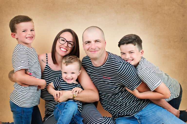 Portrait famille, Photographe Liège, Photo Famille studio, Studio Liege, Esneux, photographe de vie, photographhe enfants, Studio Photo Enfant, Petite Snorkys, Liège, Esneux, Studio Liège