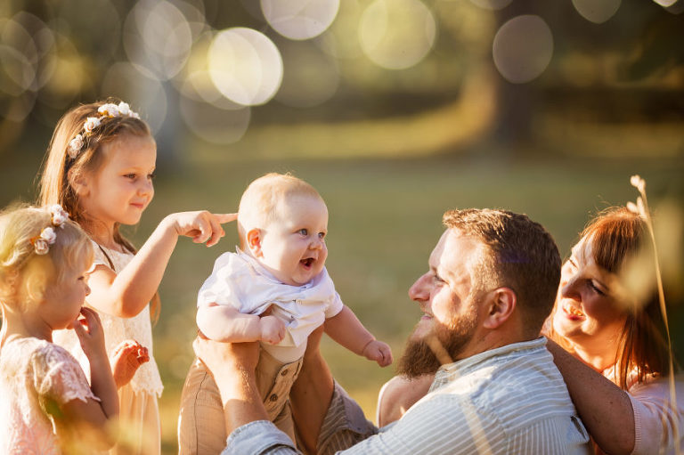 Famille, Château de Modave, Photographe Lifestyle, Province de Liège, Photo d'enfant, photographe bébé, photographe famille Liège, reportage photo extérieur, couché de soleil, photo naturelle, séance photo famille