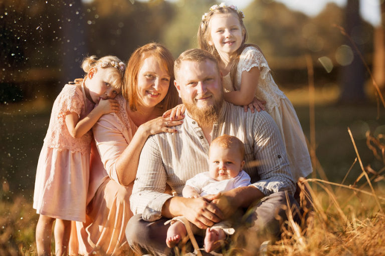 Famille, Château de Modave, Photographe Lifestyle, Province de Liège, Photo d'enfant, photographe bébé, photographe famille Liège, reportage photo extérieur, couché de soleil, photo naturelle, séance photo famille