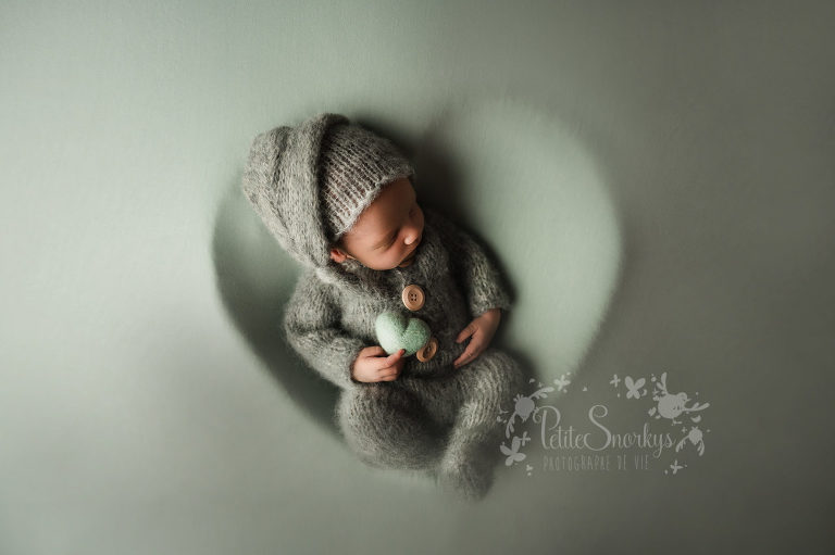 Une séance photo naissance de votre bébé emplie d'amour et de poésie - Petite Snorkys Photography, Belgique - Studio en région de Liège - 2022